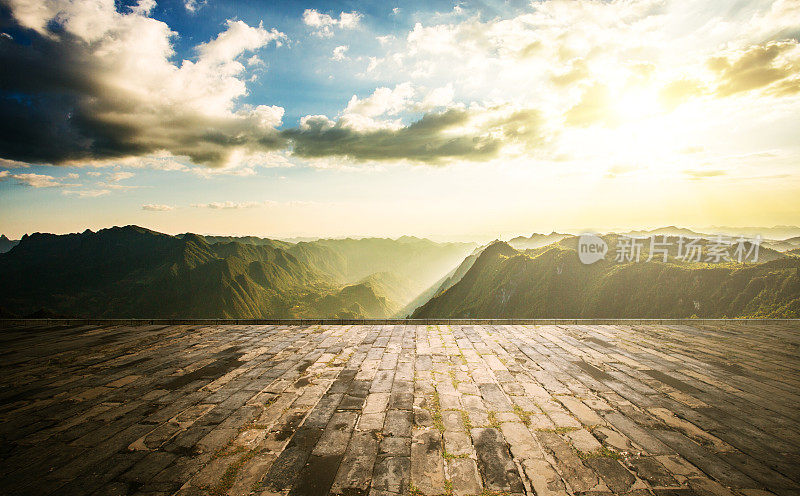 日出与地面在山