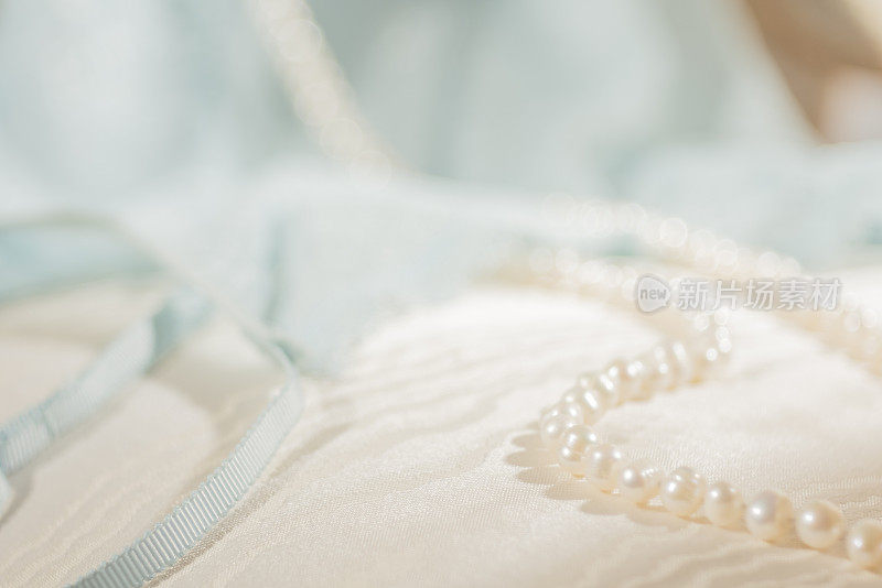 珍珠，丝绸和花边，蓝色