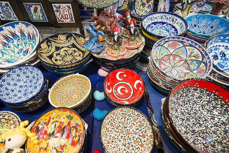 土耳其伊斯坦布尔大巴扎的民族陶瓷盘子和纪念品