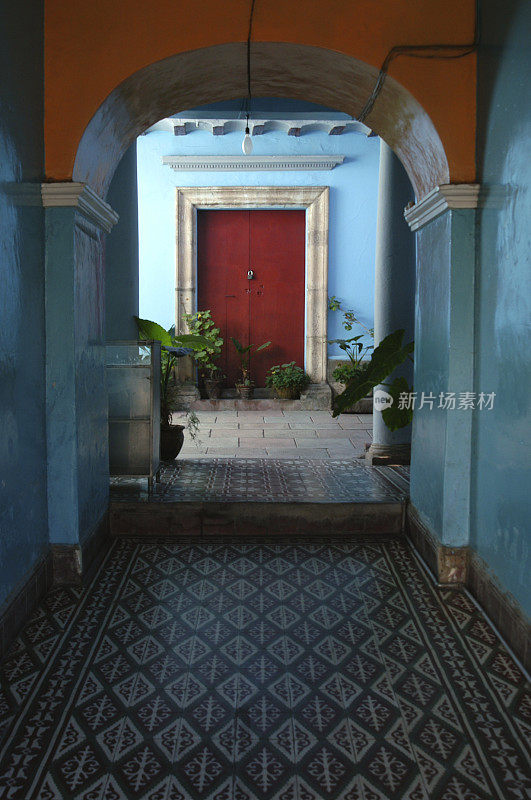 五颜六色的热带殖民建筑门口红门