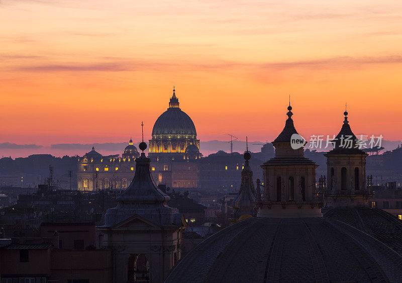 日落天际线与教堂圆屋顶，意大利罗马