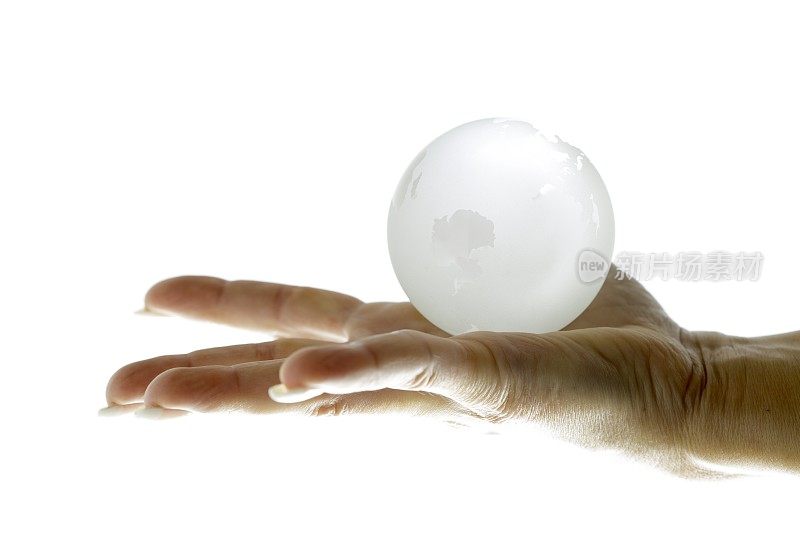 地球地球玻璃球在人的手上白色