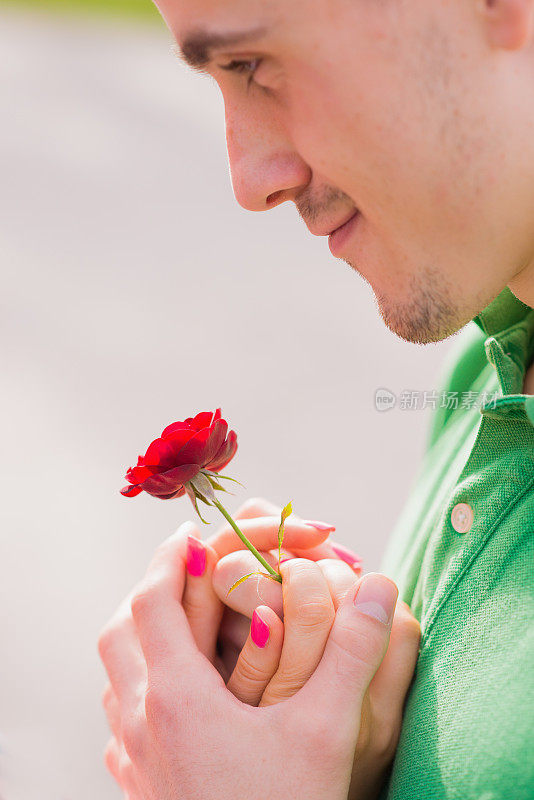 庆祝情人节男子送红玫瑰给他的女孩