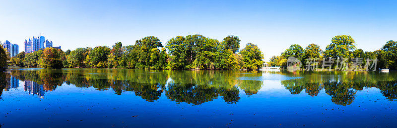 亚特兰大市中心映在皮埃蒙特公园湖上