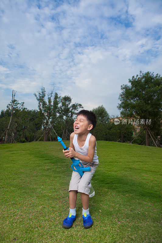 亚洲男孩玩水枪