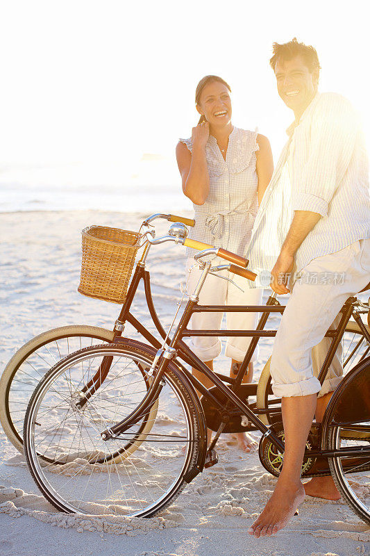 一起在海滩上骑自行车