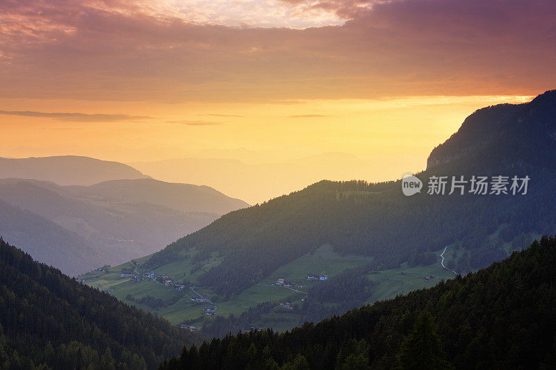 日落时分的山峦和山谷