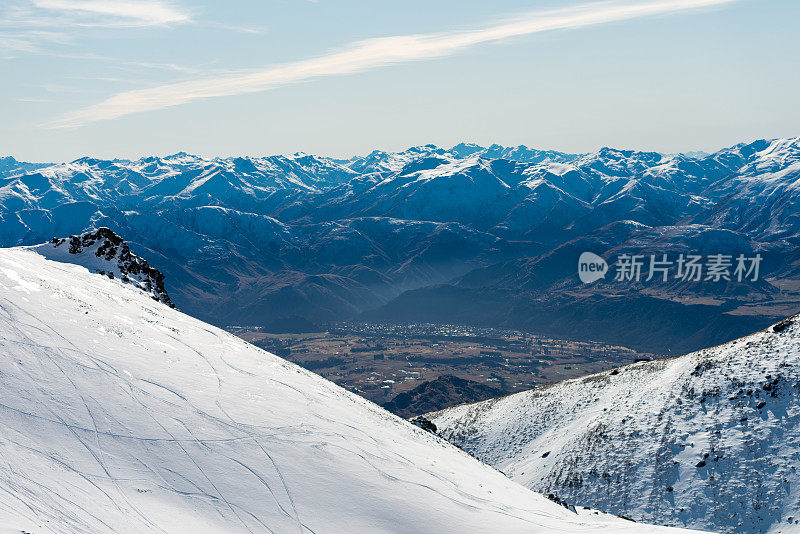 背景是非凡滑雪场和箭镇