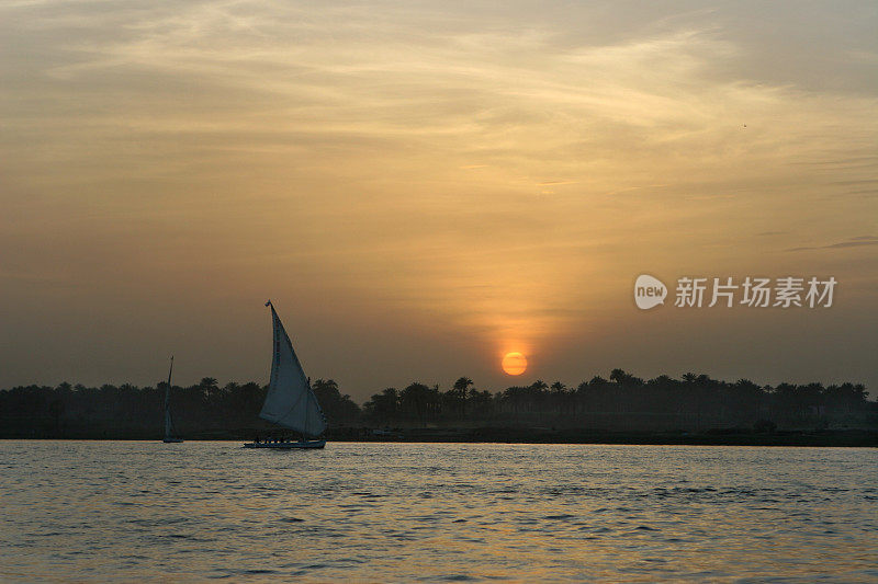 尼罗河小帆船在日落时航行在埃及阿斯旺大象岛