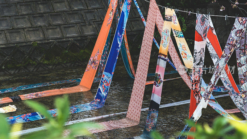 美丽的日本传统纺织品在一条河里