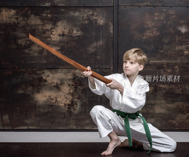 合气道的男孩。训练Bokken