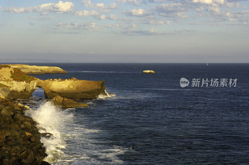 加州海岸的岩石悬崖