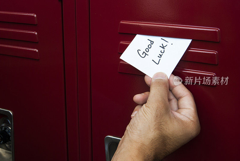在高中储物柜里放置匿名纸条的手
