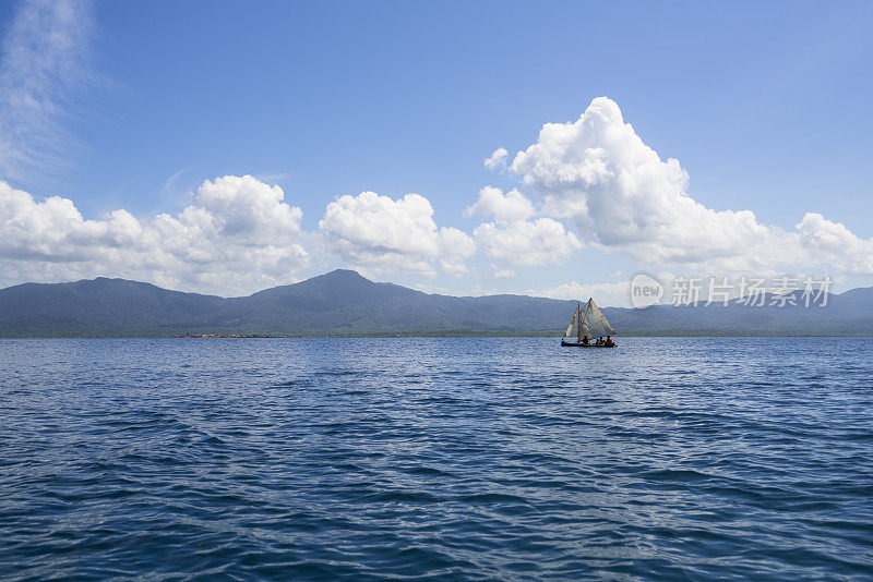 在加勒比海的纳兰霍奇科岛海滩上的传统帆船的侧面视图