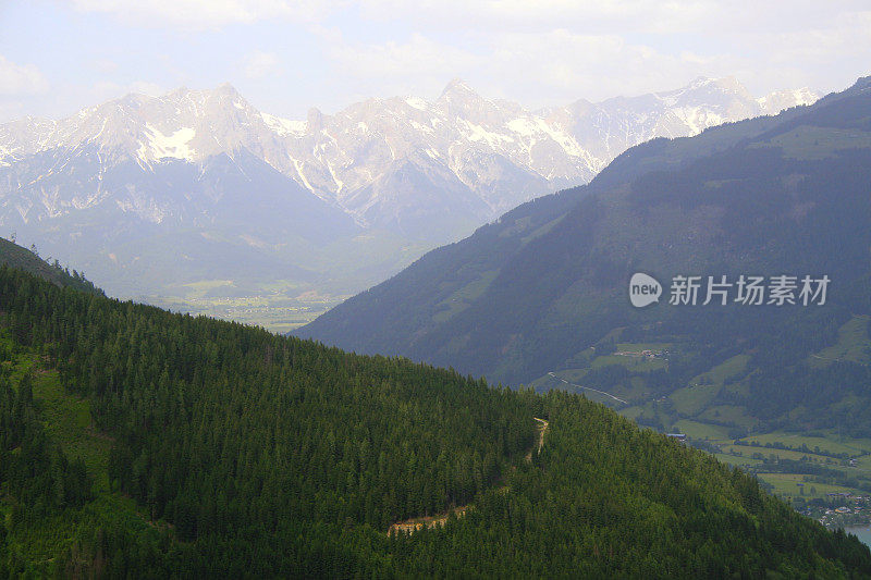 道路上泽尔看到山谷和山脉景观鸟瞰图，Tirol景观在奥地利萨尔茨堡土地，奥地利