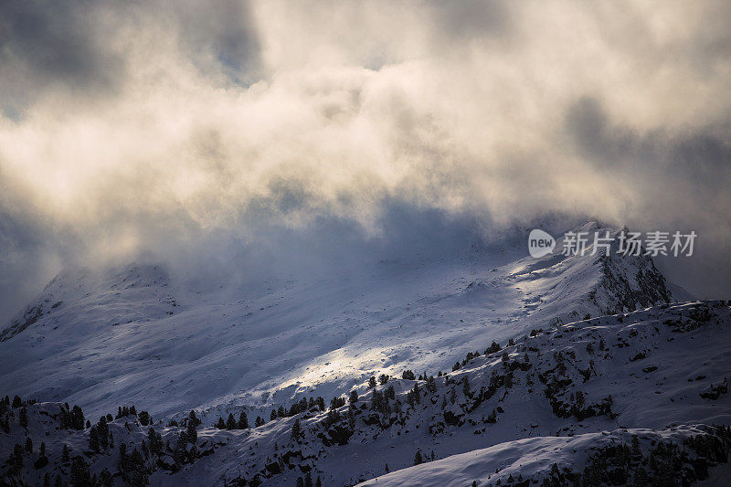 冬天的白云岩全景与清晨的天气