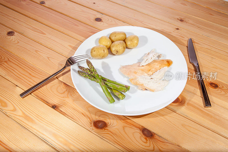 平淡健康的有机鸡肉晚餐。乏味的低卡路里饮食。
