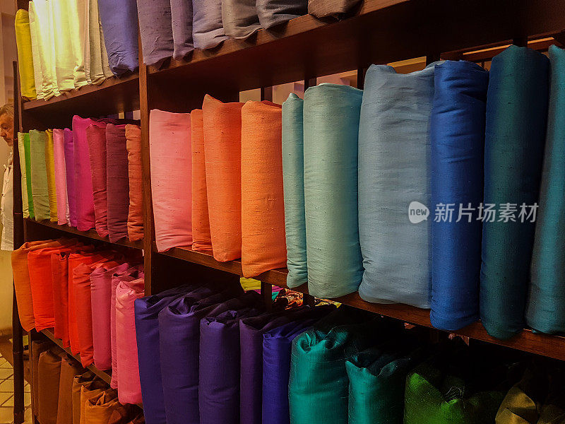 泰国丝绸商店货架上的泰国丝绸材料，显示出许多色调。