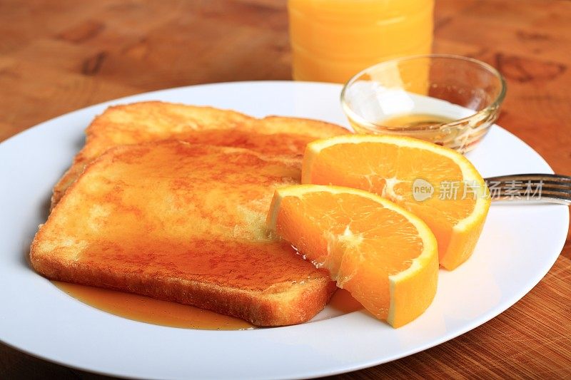 法式吐司配枫糖浆和橙汁