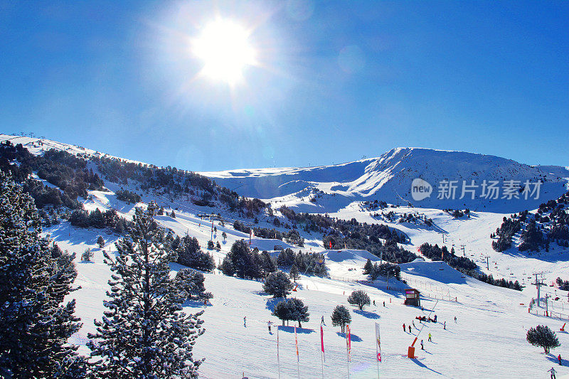 滑雪场在阳光明媚的日子。