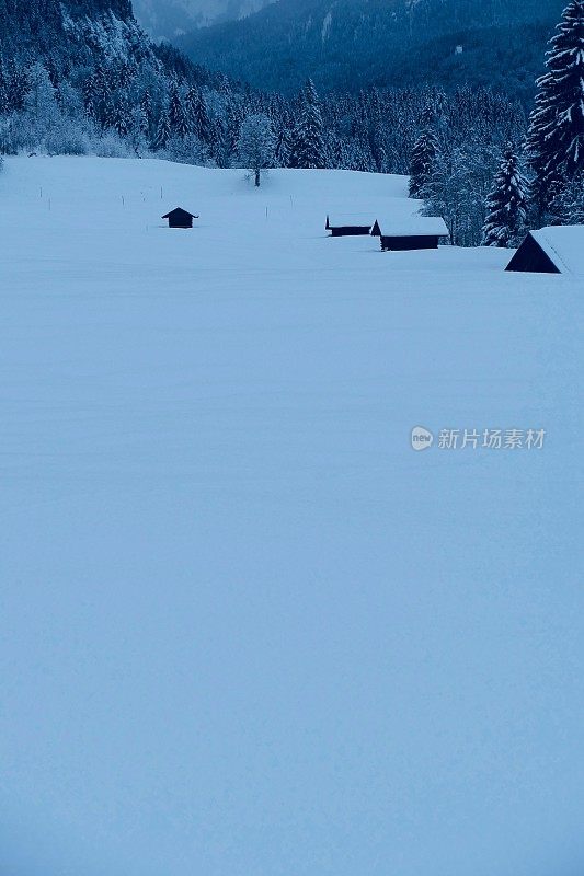 在欧洲阿尔卑斯山脉，冰雪覆盖的冬季景观和森林