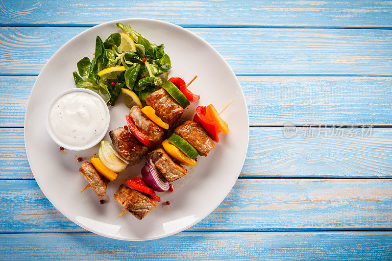 烤肉串——烤肉和蔬菜