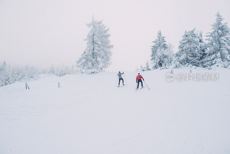 两名资深男子越野滑雪在大雾天气，欧洲