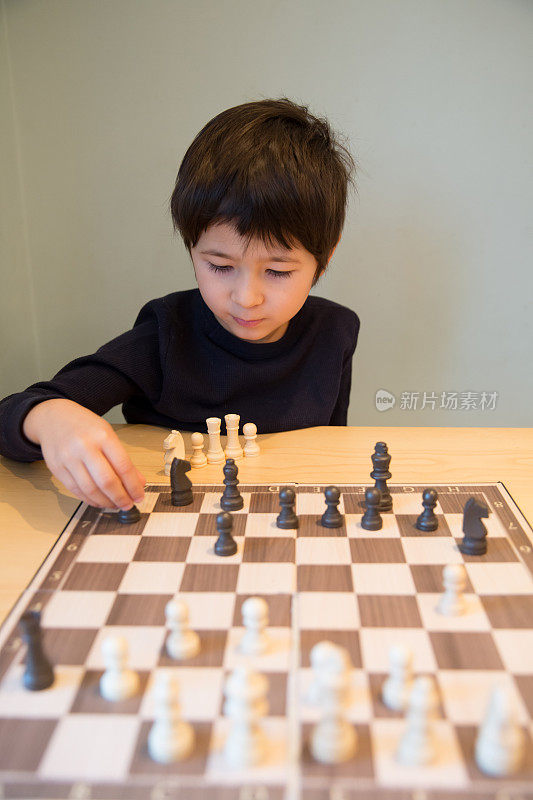 小男孩在下棋