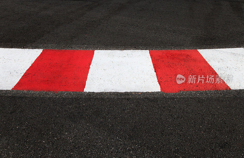 大奖赛赛道上的赛道沥青和路缘的纹理