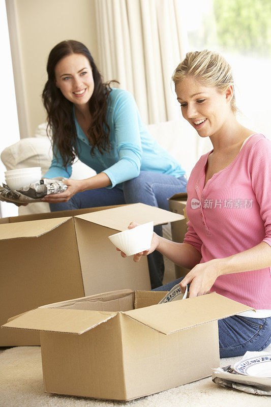 两个年轻女人搬进新家，打开箱子