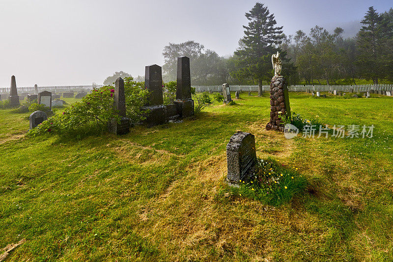 乡村景观，挪威瓦格索岛上的小墓地