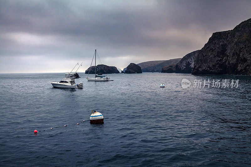 抛锚的船，早晨的云，蝎子锚地，圣克鲁斯岛，加利福尼亚