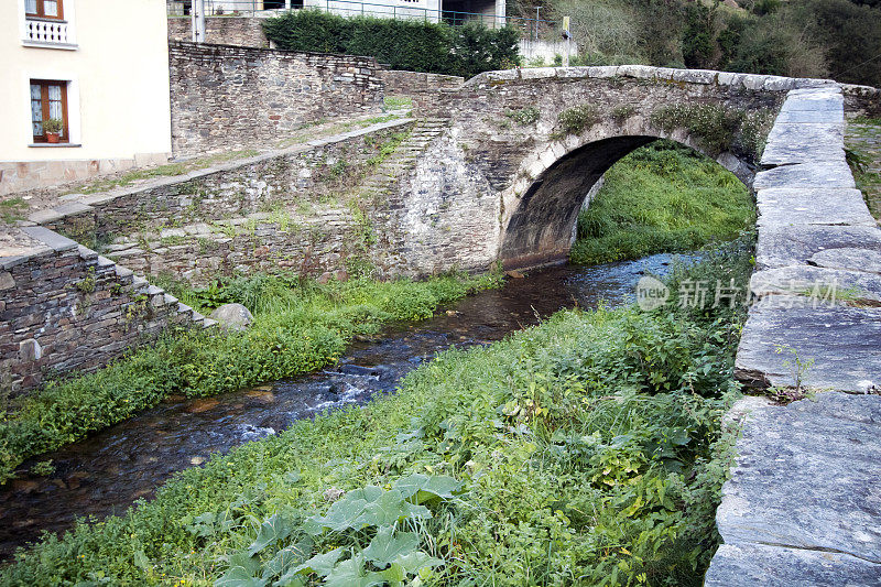 Pasatiempo历史行人桥在Mondoñedo，加利西亚，西班牙。