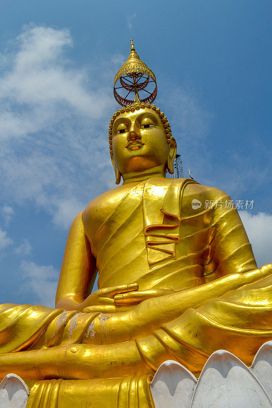 泰国甲米虎洞寺的金佛雕像