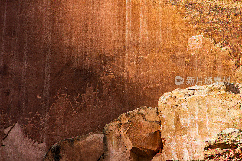 犹他州南部峡谷壁上的岩画