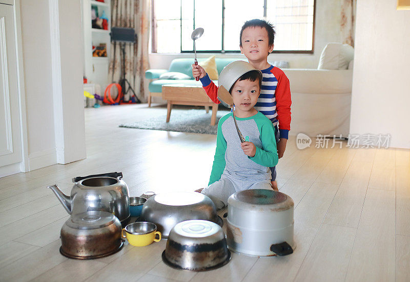 两个兄弟在地板上玩着锅碗瓢盆