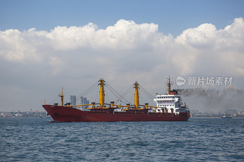 土耳其伊斯坦布尔阿塔科伊附近马尔马拉海岸的一艘工业船
