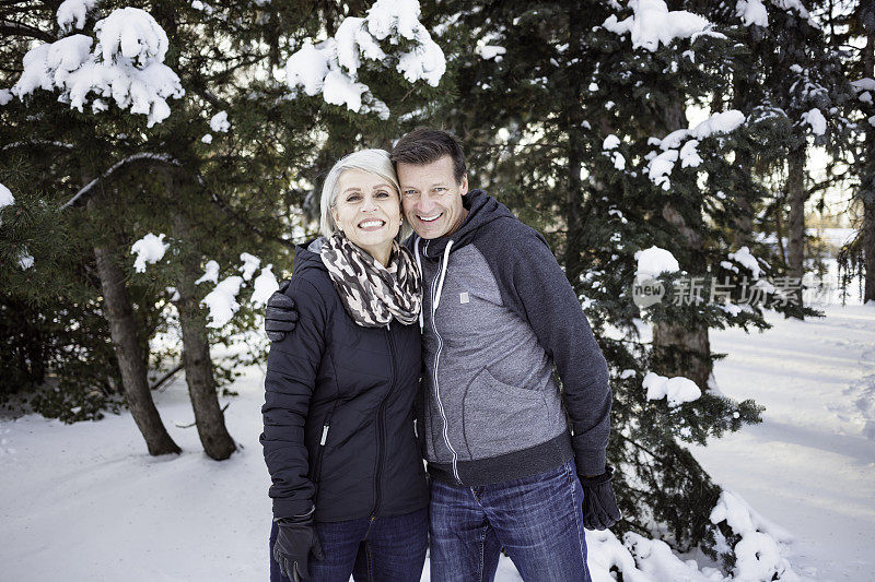 一对夫妇在冬日仙境的雪中摆姿势