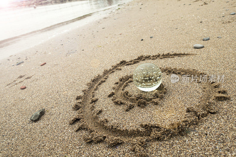 海滩上的水晶球