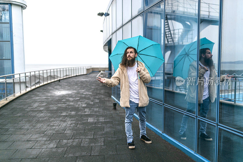 城市男人希望雨停了