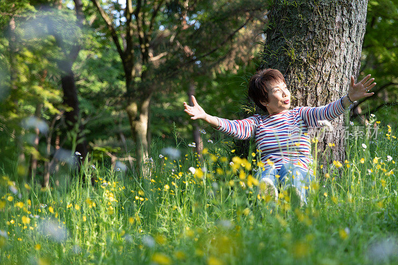 老年妇女在花园里享受早春