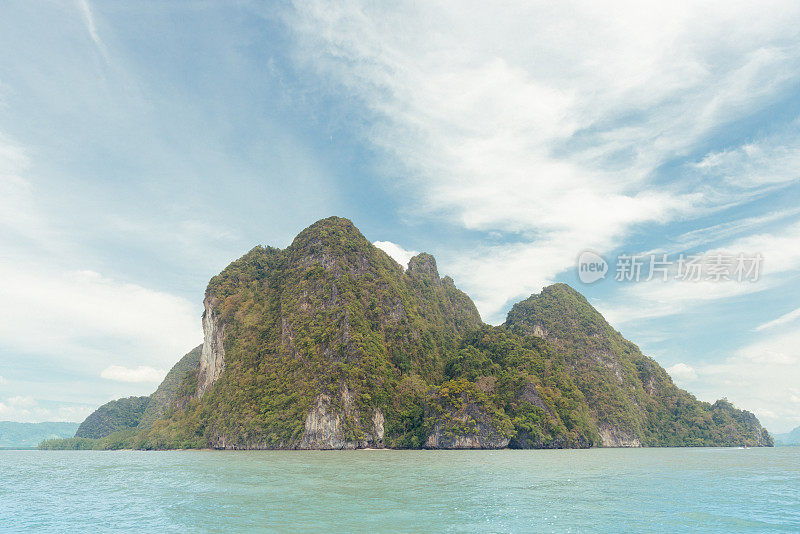 崎岖的山在热带岛屿泰国自然背景