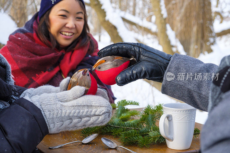 一群年轻人在树林里享受冬日