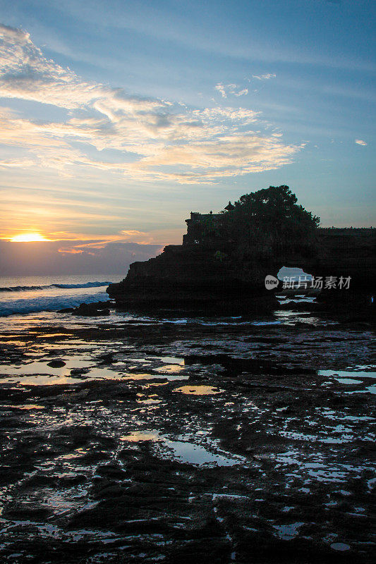 巴厘岛日落时的水神庙
