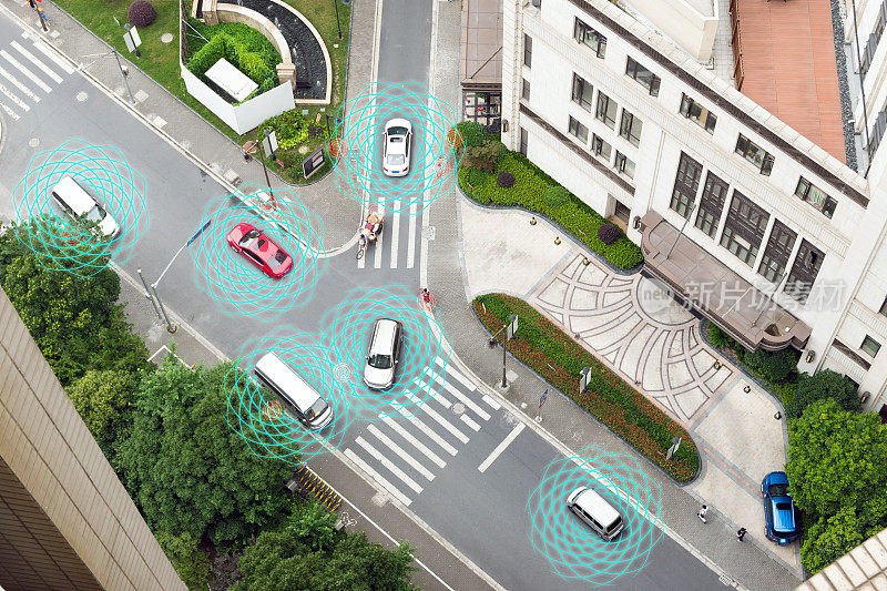 智能汽车(HUD)，自动驾驶模式的车辆在地铁城市道路物联网概念与图形传感器雷达信号系统和互联网传感器连接。以上的观点。