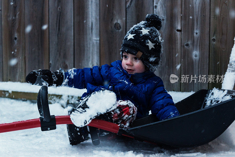 男孩在雪中玩耍