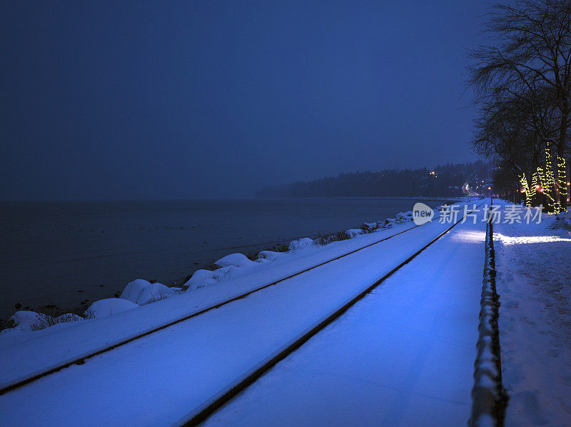 海边的雪地铁路