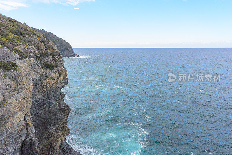 多岩石的海岸线