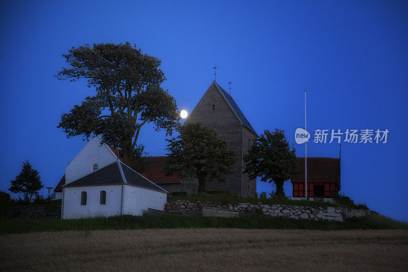 伯恩霍尔姆小教堂的满月。