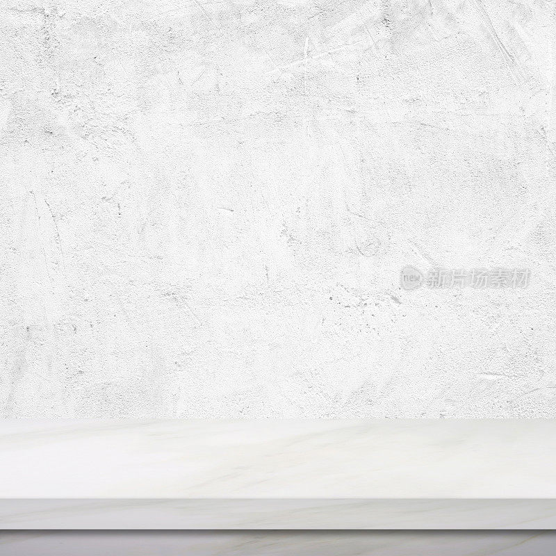 空白的白色大理石桌子在白色水泥墙的背景，产品展示蒙太奇